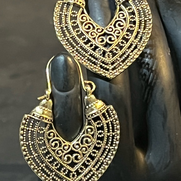 🌸Boho Chic Shiny Gold Earrings w/ Brighter Gold Outline 🌸 - Picture 3 of 7